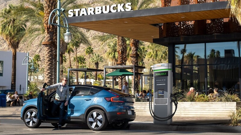 Starbucks ve Volvo: Kahve Dükkanları Şarj İstasyonlarına mı Dönüşüyor?