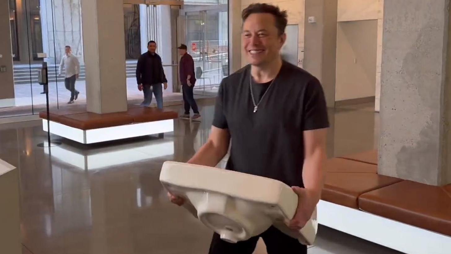 Elon Musk, Elinde Lavaboyla Twitter Genel Merkezini Ziyaret Etti!