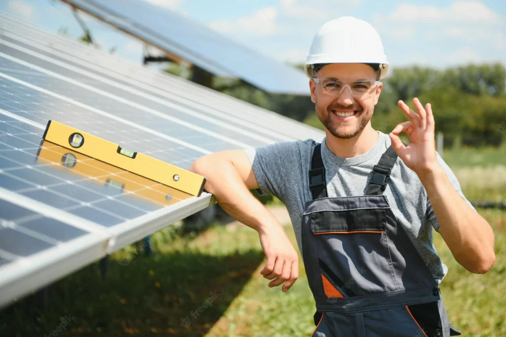 Güneş Enerjisi Paneli İçin Çalışan İşçi