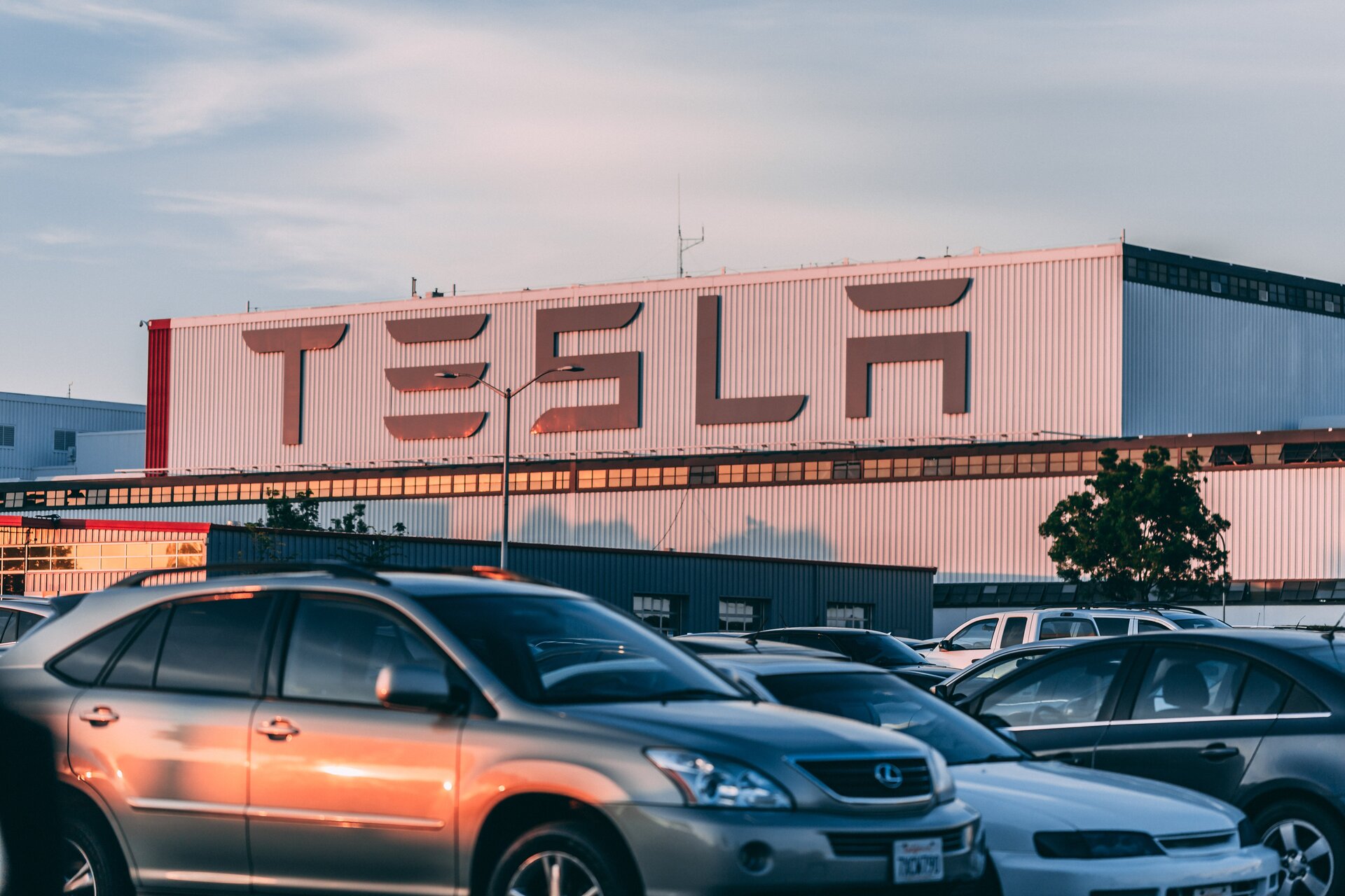 Tesla Durmuyor: ABD’de 6. Kez Fiyatları Düşürdü!
