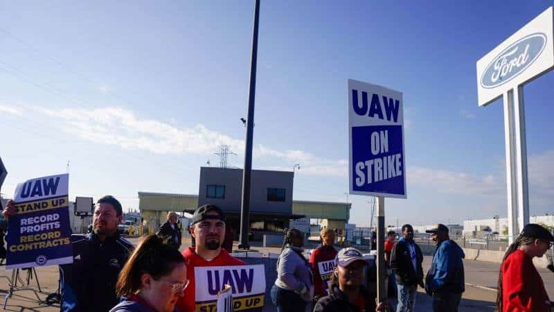 UAW: Ford’la İlerleme Kaydettik, GM ve STLA Fabrikalarında Greve Gidiyoruz