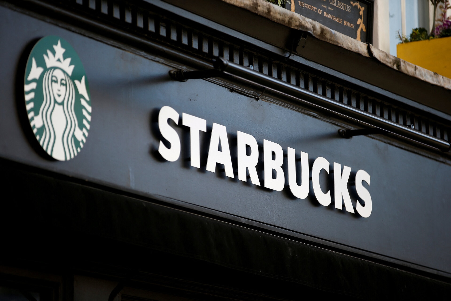 Starbucks Güçlü Müşteri Talebiyle Satışlarını Artırdı