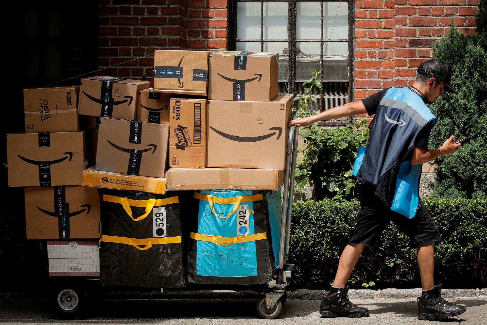 Amazon, Teslimatta UPS ve FedEx’i Geride Bıraktı